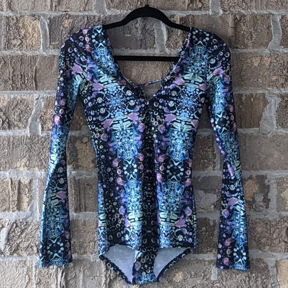 Long Sleeve V-Neck Printed Bodysuit in Black Multi